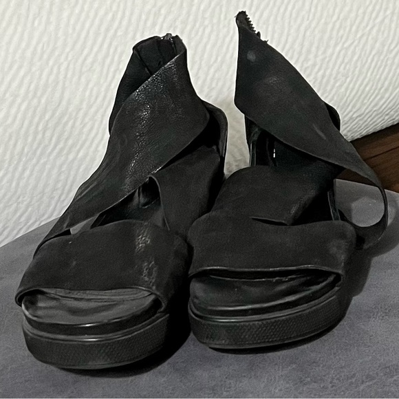 Eileen fisher, suede sandals,size 7 1/2 black, nice! SALE!! EUC - Picture 2 of 7